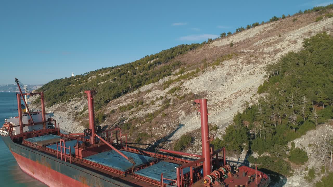 заброшенное грузовое судно на береговой линии