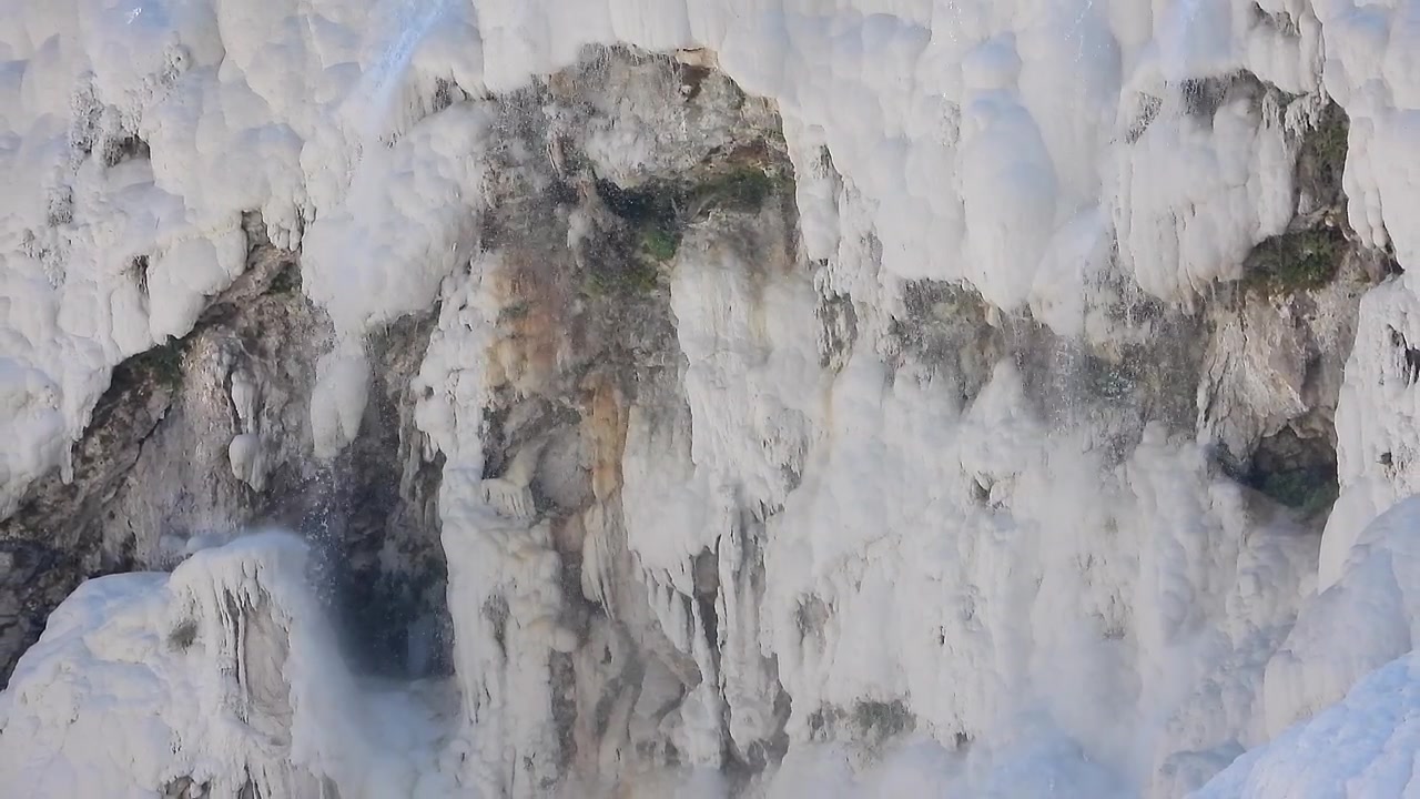 Pamukkale'deki Beyaz Traverten Terasları Üzerinden Akan Su