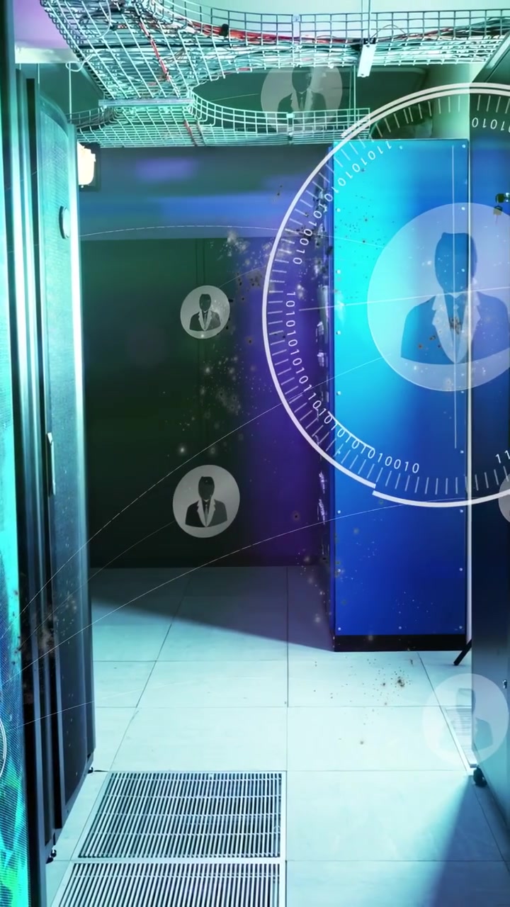 Video verticale: Su un ping di dati, rack di server, armadio blu che emette anelli HUD, icone che si collegano, scansione.