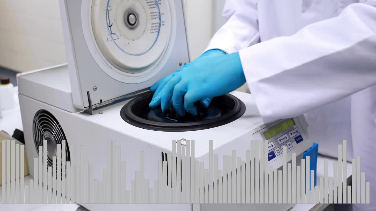 animación del procesamiento de datos sobre el científico en el laboratorio