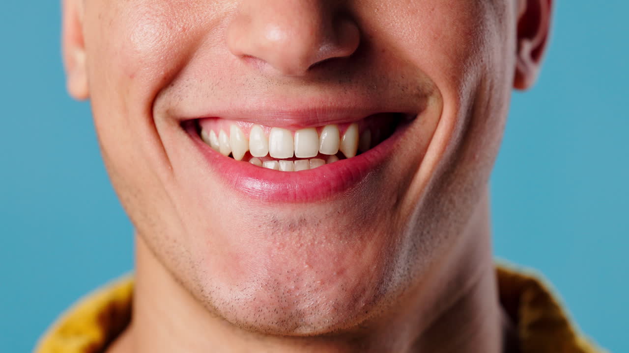 primer plano de un hombre sonriente