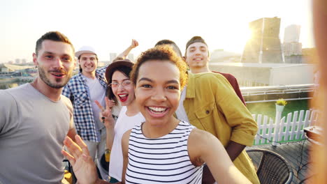 amigos tomando una selfie en un techo