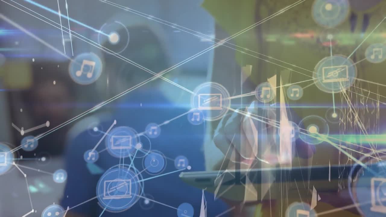 animación de una red de conexiones con iconos sobre una mujer de negocios caucásica que usa una tableta