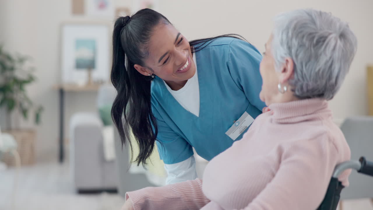 mujeres mayores, sillas de ruedas y apoyo voluntario