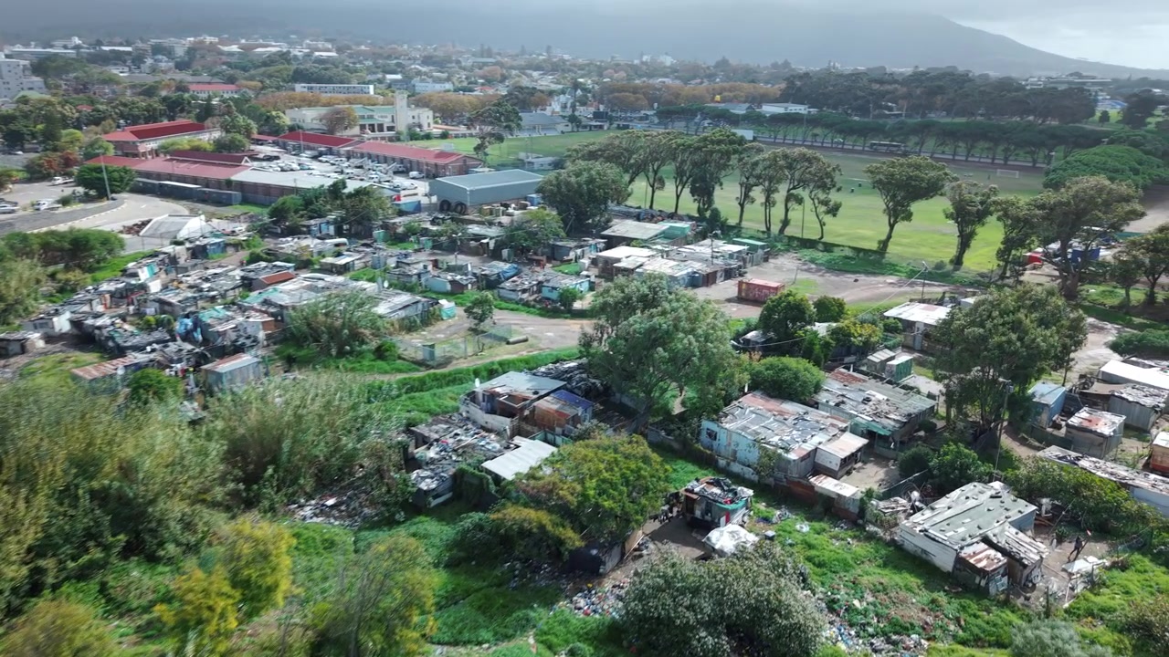 Tomada aérea de uma aldeia rural de township perto da Cidade do Cabo.