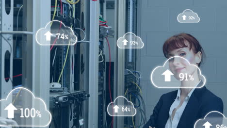 animazione di nuvole con numeri crescenti sopra sorridente donna caucasica in piedi ai server