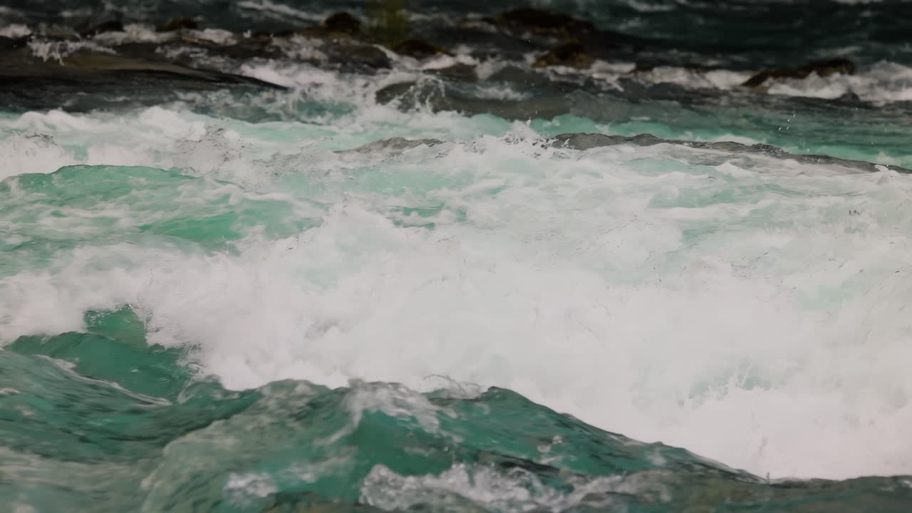 Dağ Irmağı, Muhteşem Doğa, Norveç doğal manzarası. Lovatnet Gölü (Loenvatnet olarak da bilinir), Norveç, Vestland bölgesindeki Stryn belediyesinde bulunan bir göldür.