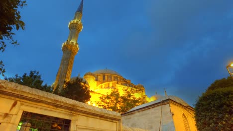 minarete de la mezquita de sehzade desde estambul, turquía en el crepúsculo
