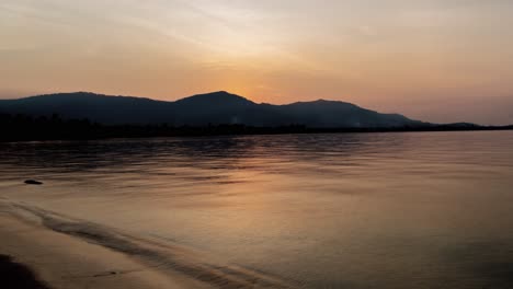 Santo-Grial-Día-A-Noche-Timelapse-De-Una-Hermosa-Playa-En-Koh-Samui,-Tailandia