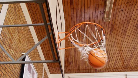 Niños-De-Secundaria-Jugando-Baloncesto