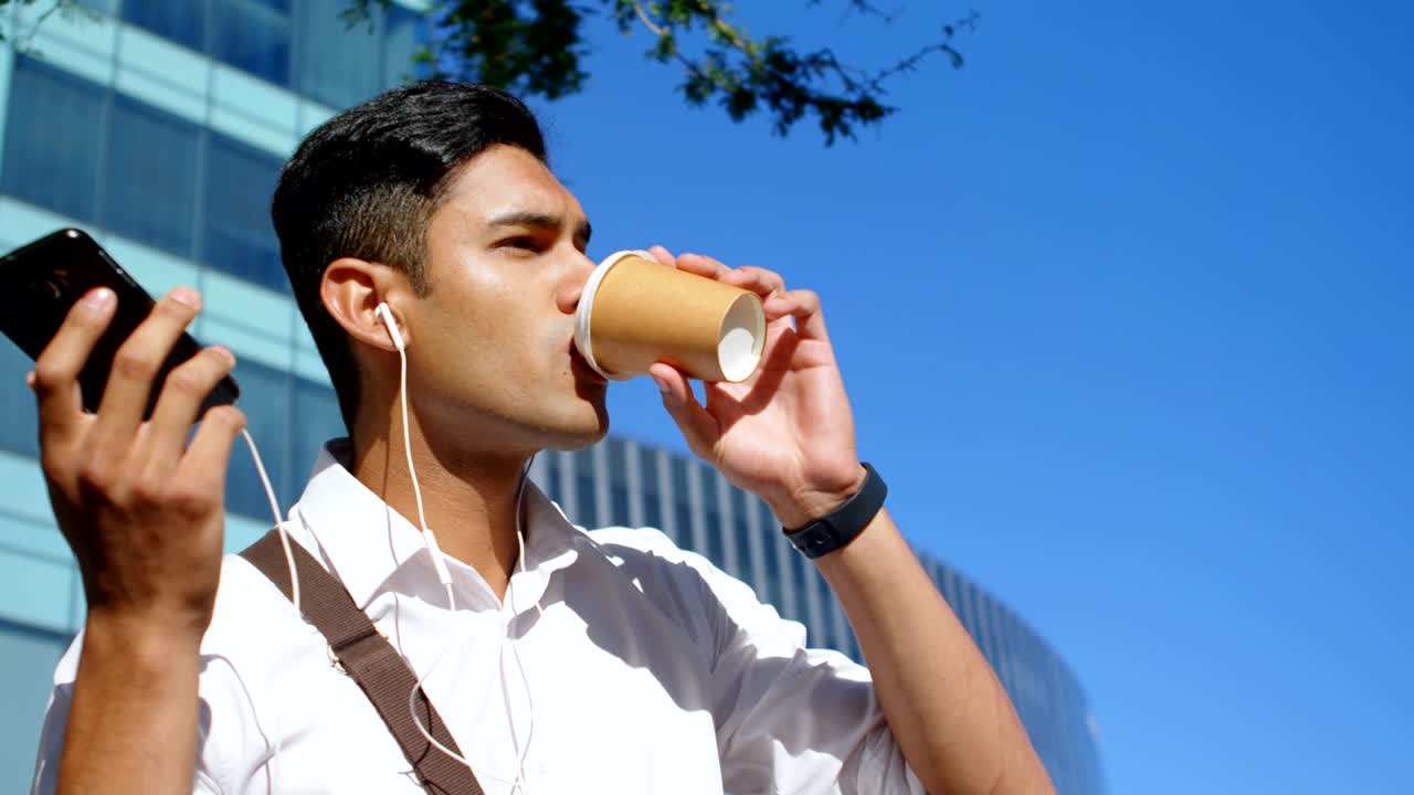 hombre hablando por teléfono móvil fuera de 4k