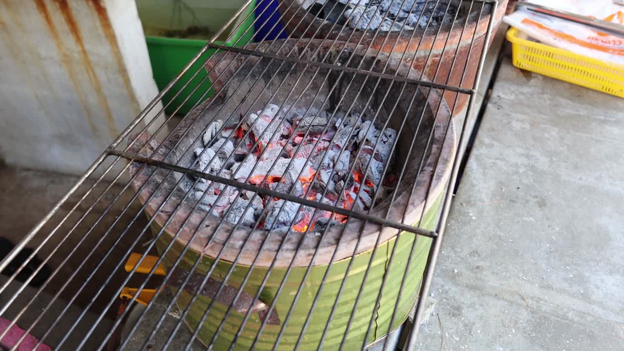 불을 켜고 석탄 그릴을 태우는 것을 관찰합니다.