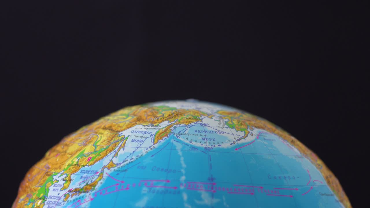 la parte superior del globo en un fondo oscuro