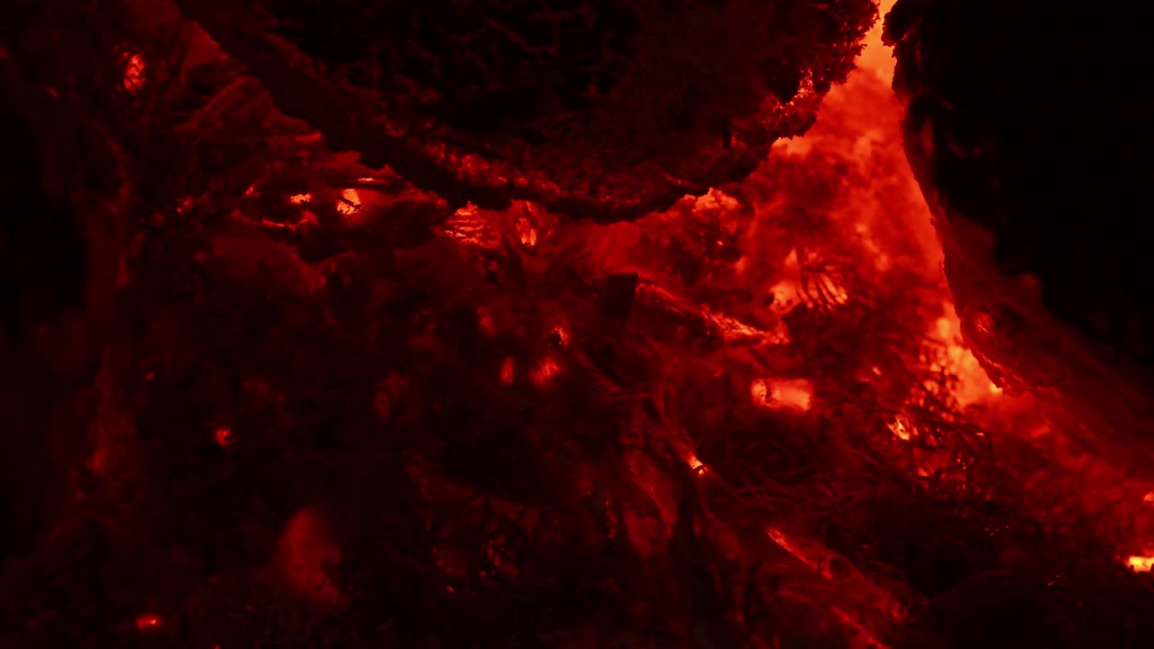 incandescente naranja y rojo embers textura. contiene el sonido de crujidos y chirridos grillos. vista lateral.
