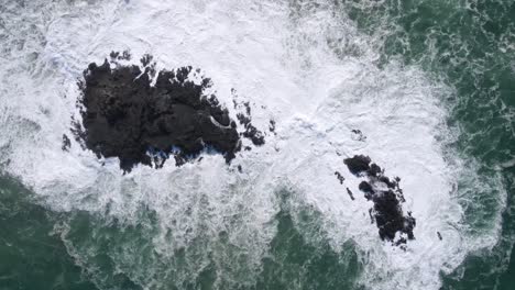 Fascinante-órbita-Aérea-De-Roca-Coralina,-Poderosas-Olas-Rompiendo,