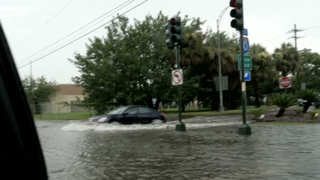 el coche conduce a través de una intersección inundada de i10 en nueva orleans.
