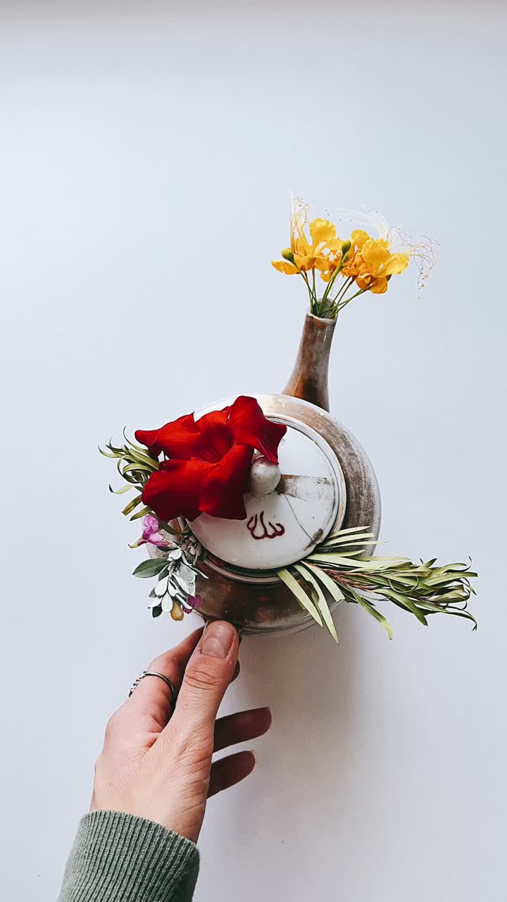 tejero decorativo con flores en la mano