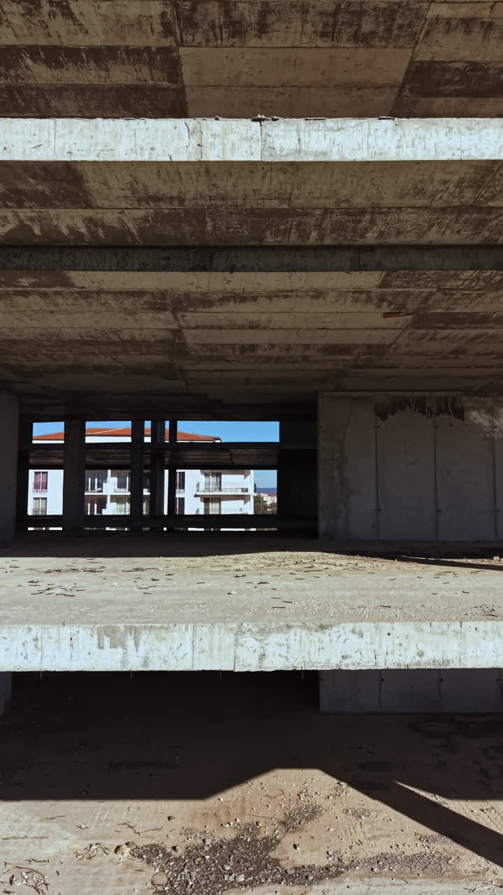 Obra en construcción que revela una estructura de hormigón en bruto y herramientas, mostrando el progreso y el futuro de la vida urbana en esta bulliciosa zona durante las horas de luz.