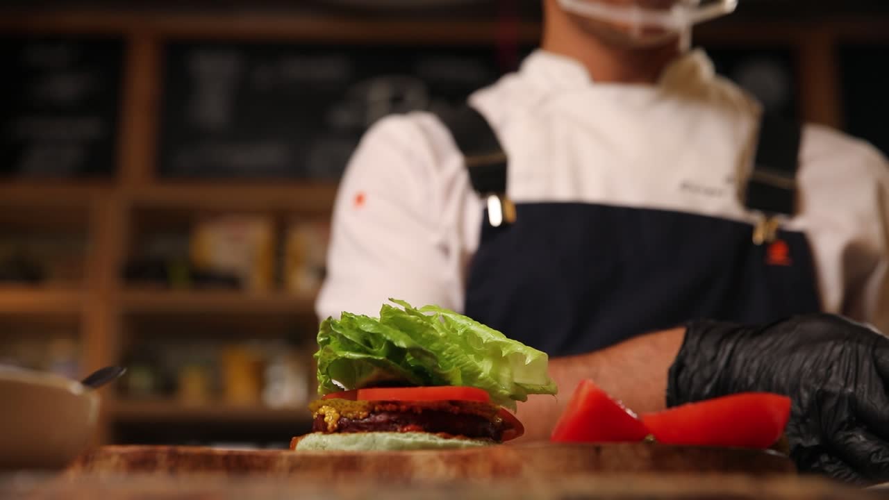 chef preparando una hamburguesa vegana gourmet