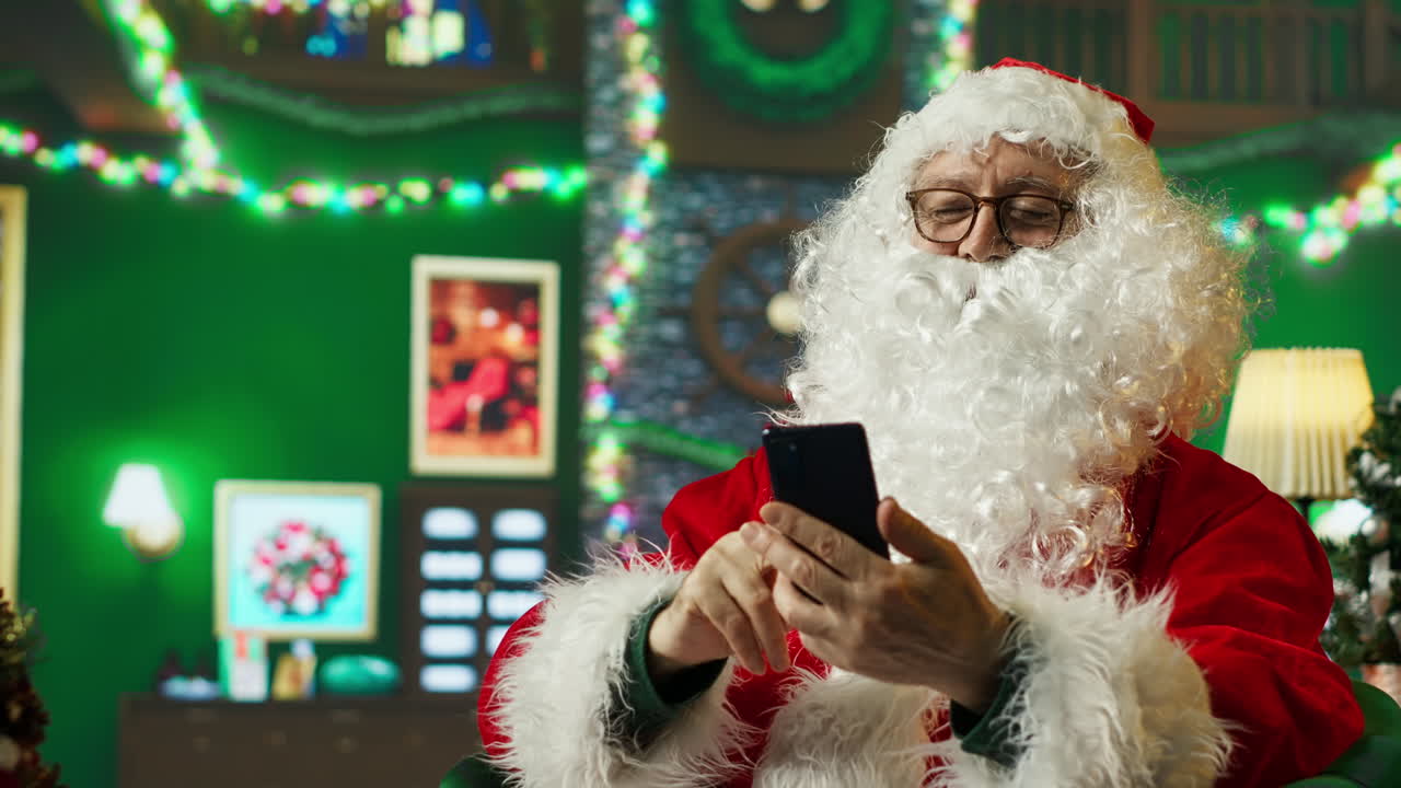 스마트폰을 사용하는 산타클로스