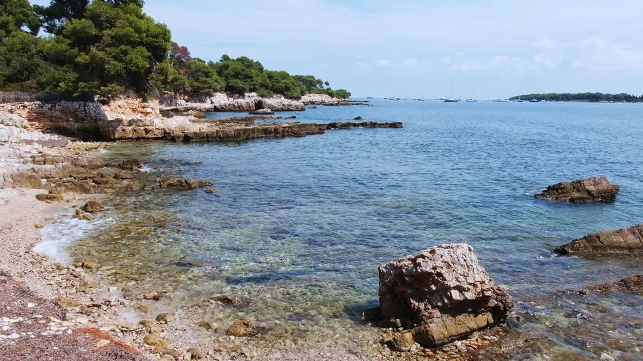 Foto panoramica della baia dell'Île Sainte-Marguerite vicino a Cannes e delle navi dalla spiaggia al mattino, Francia