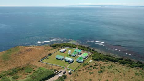 智利奇洛島 (chiloe island) 的龐塔科羅納燈塔 (punta corona lighthouse) 的空中景色,背景是太平洋海景