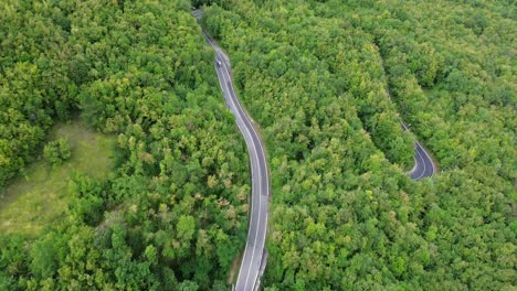 Dies-Ist-Die-Geschichte-Einer-Straße,-Die-Ein-Mysteriöses-Leben-Bedeutet,-Mit-Autos,-Orten,-Bergen-Und-Personen