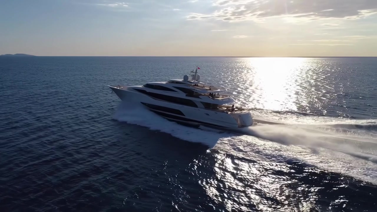 Vista aérea de un yate de lujo navegando en mar abierto