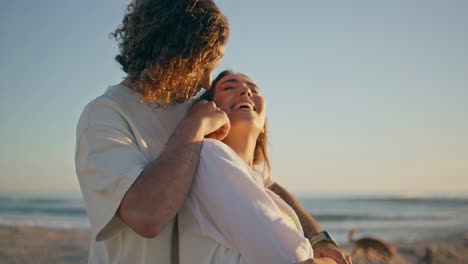 una pareja disfrutando de la playa al atardecer.