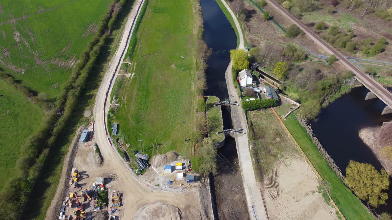 vuelo aéreo sobre el sitio de construcción en una esclusa de canal en el norte de inglaterra