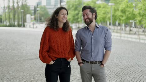 pareja feliz de pie juntos en la calle