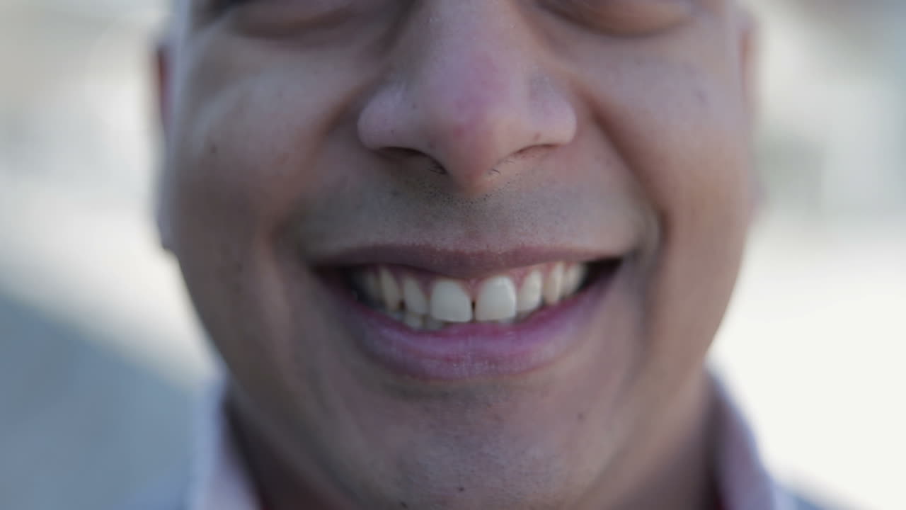 sonrisa dentada de un joven guapo y feliz