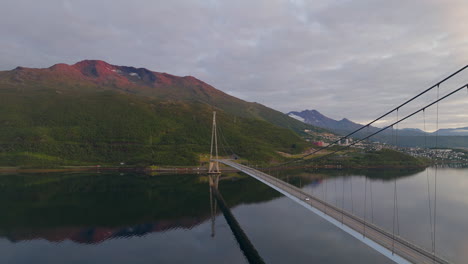 Puente-Colgante-En-Narvik,-Noruega.