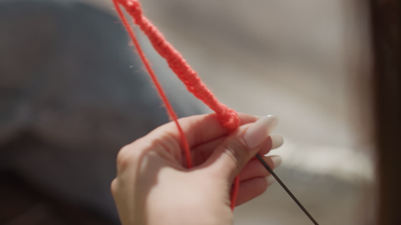 아늑한 분위기에서 바느질을 클로즈업한 장면이에요. 섬세하게 묘사된 아늑한 환경 속의 반복되는 스티치에 초점을 맞추고, 편안한 환경에서 반복되는 패턴을 강조하는 장인 정신을 정확하게 묘사했어요.