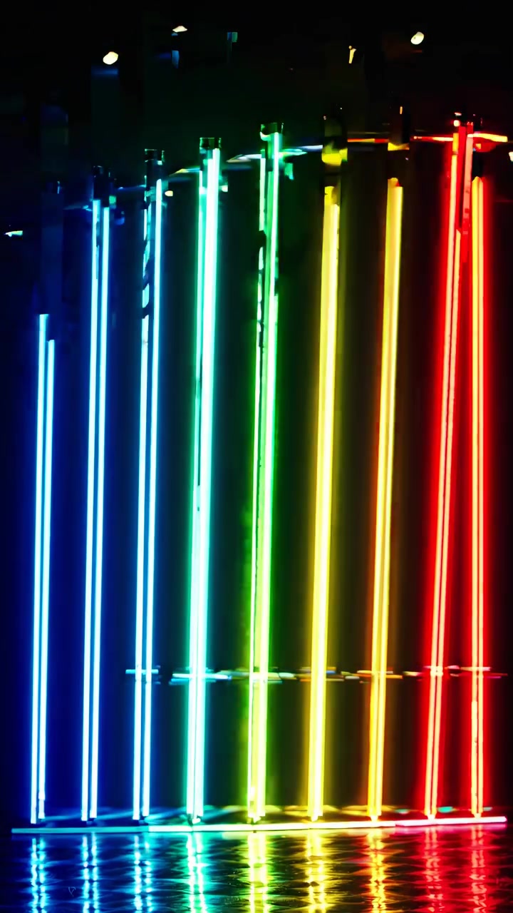 Tubi luminosi LED al neon verticali dinamici con colori cangianti e riflessi