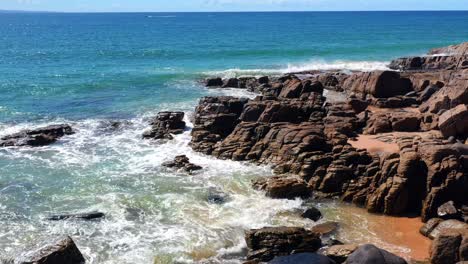 Olas-Oceánicas-Y-Costa-Rocosa-De-La-Playa-En-Noosa-Heads,-Queensland,-Australia---Toma-Aérea-De-Drones