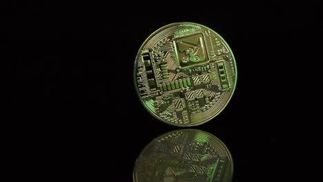 giro de bitcoin en cámara lenta sobre fondo negro, de cerca