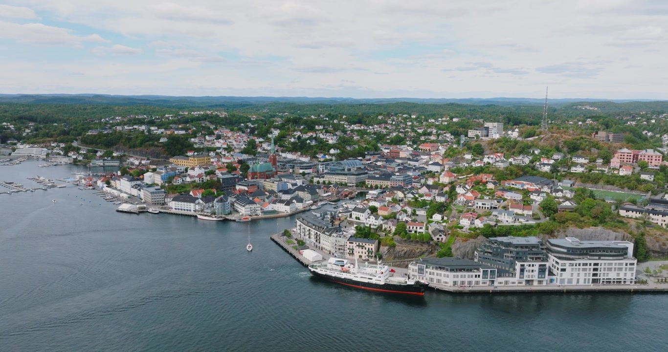 Veduta aerea del porto e della città di Arendal in Norvegia al rallentatore con inquadratura dall'alto.