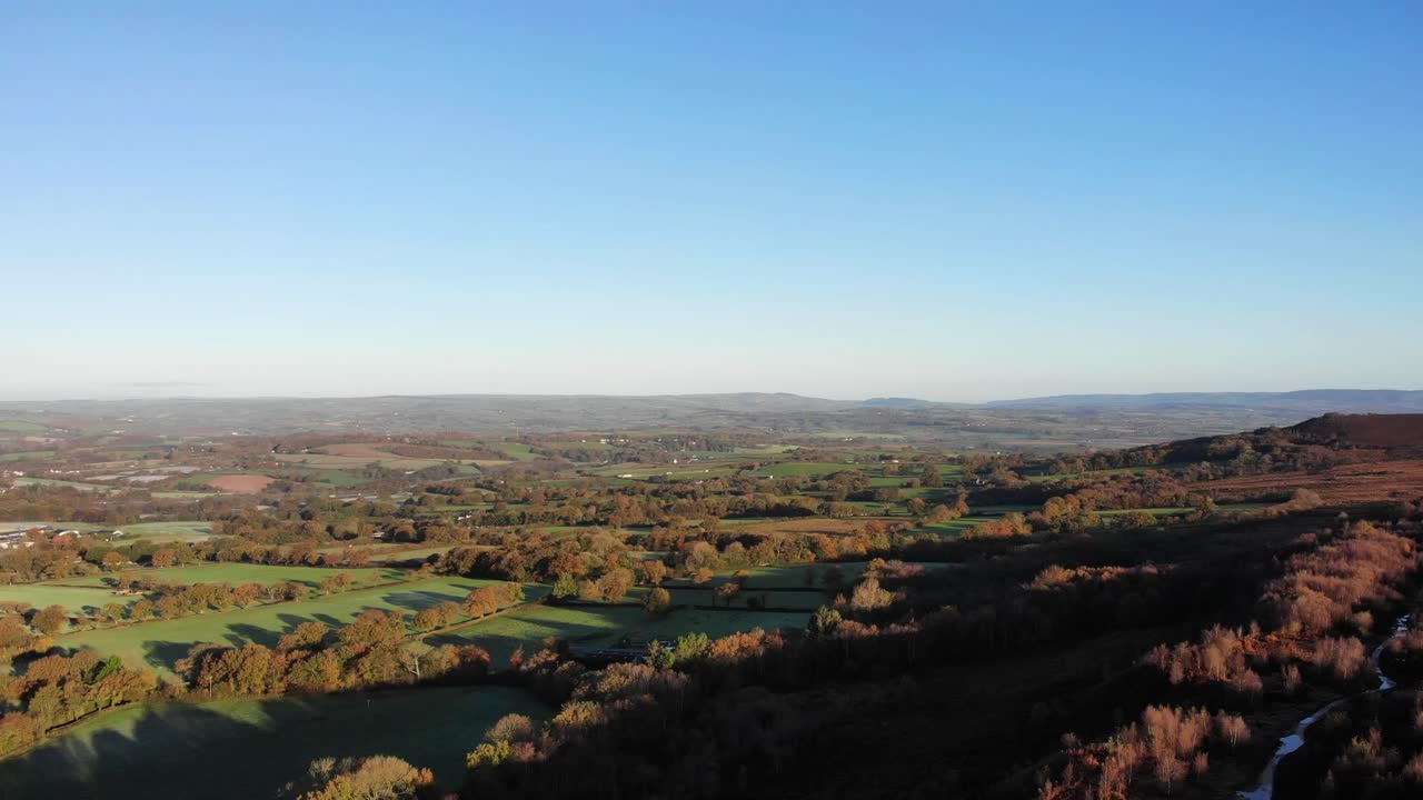 Roterende luftfoto som viser Culm Valley fra Culmstock Beacon, Devon, England