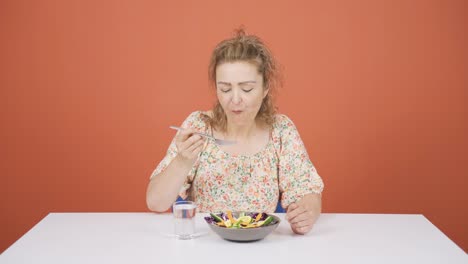 La-Persona-Que-Hace-Dieta-Come-Ensalada.-Alimentación-Saludable.