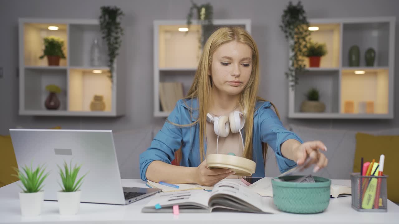 женщина-студентка, сберегающая деньги.