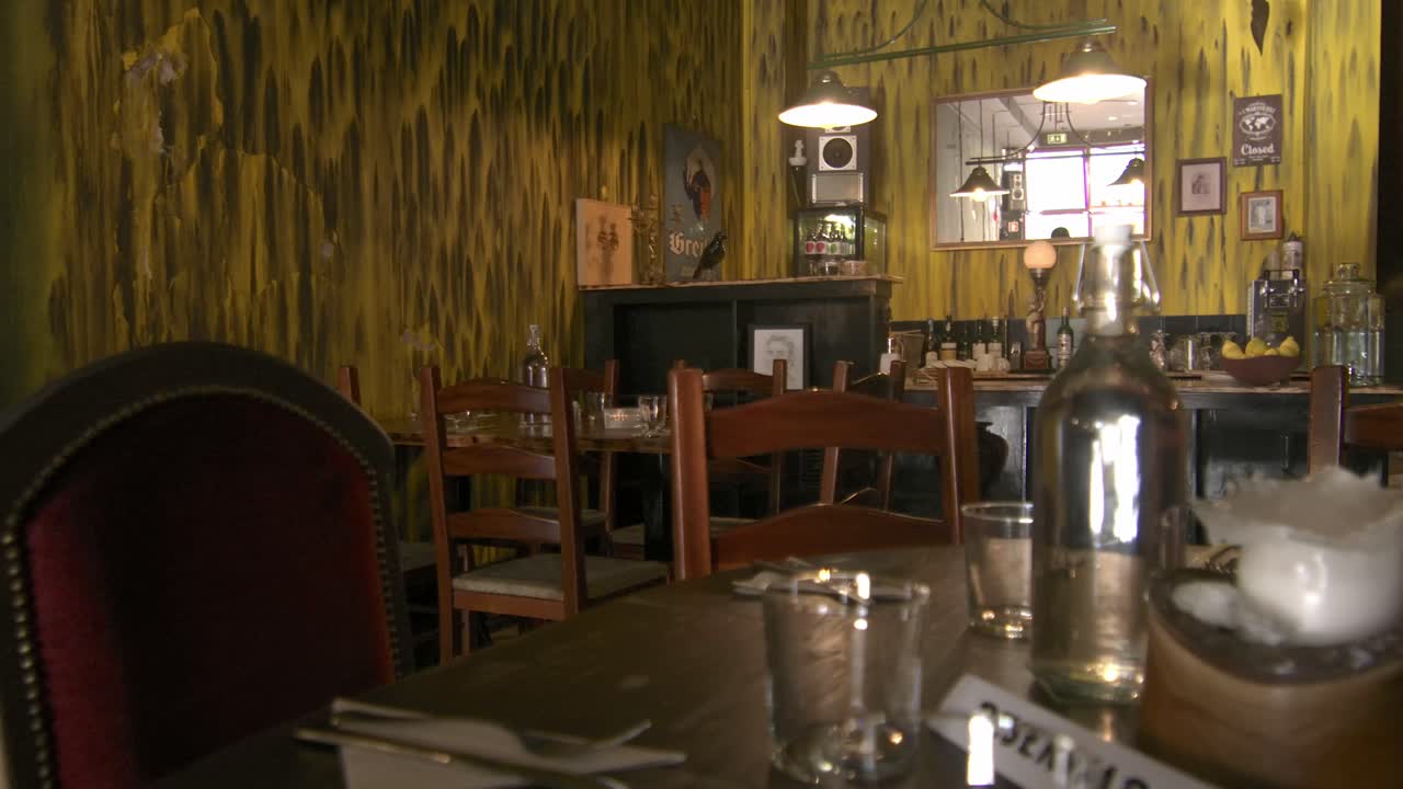 The interior of a restaurant in Porto.