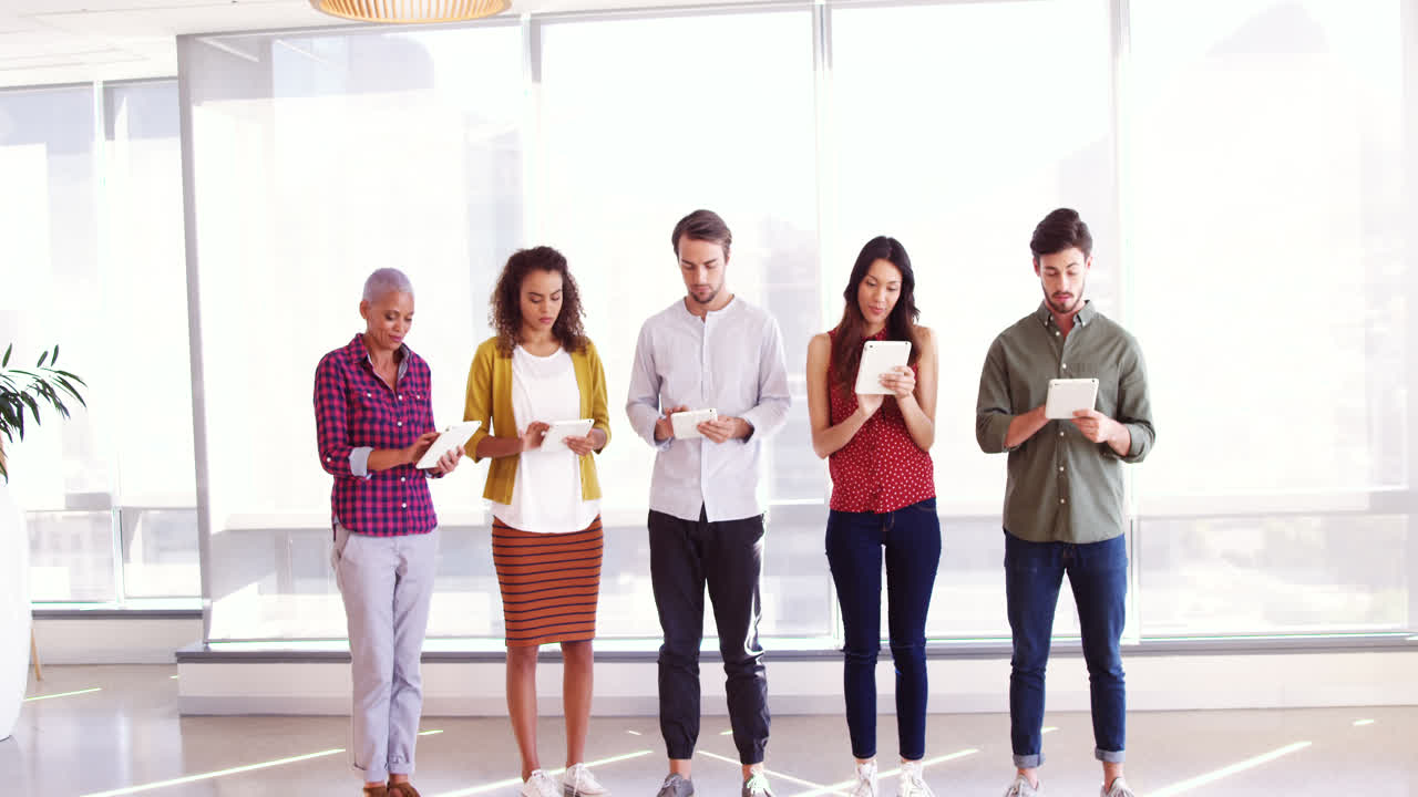 デジタルタブレットを使用する幹部