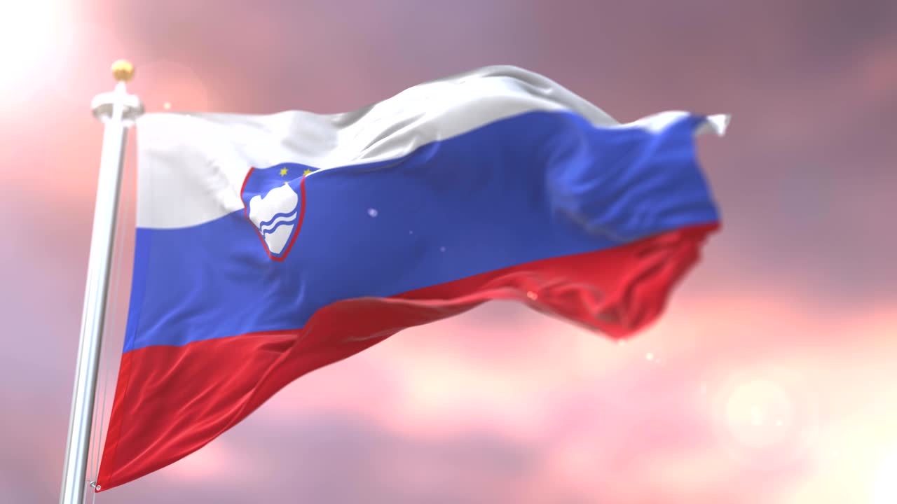 Gün batımında rüzgarda yavaşça dalgalanan Slovenya Bayrağı, döngü.