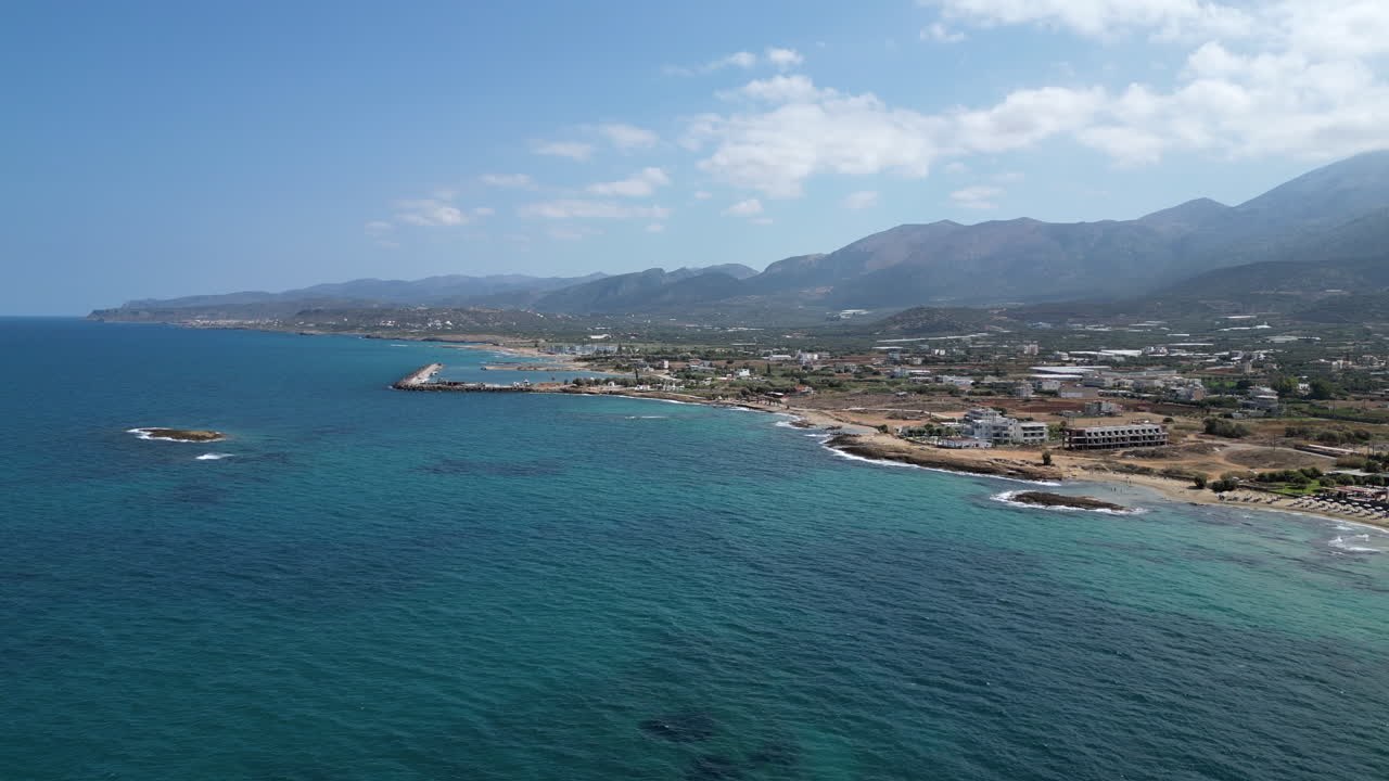 imagen aérea: la hermosa costa y las aguas turquesas de malia, creta