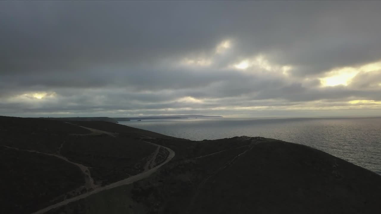 una vista aérea de una playa de cornualles