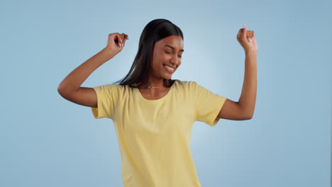 mujer feliz, bailando y celebrando la victoria