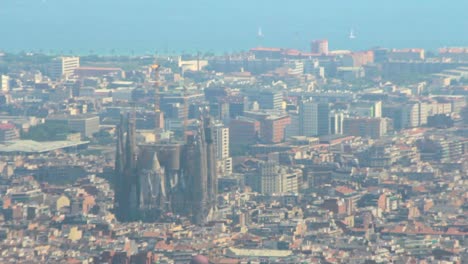 Panoramablick-Auf-Die-Sagrada-Familia-In-Barcelona-Zwischen-Modernen-Gebäuden-Der-Stadt