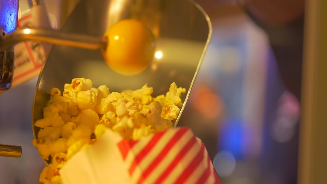 I popcorn vengono versati in un sacchetto per il piacere degli ospiti.