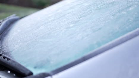 parabrisas de coche helado en una mañana de invierno